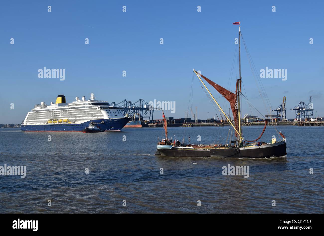 27/03/2022 Tilbury UK Themse Themse Segelschiff Lady Daphne genießen die Aussicht auf den Fluss an einem Sonntagnachmittag, wie sie an Spirit of Adventu vorbei segelt Stockfoto