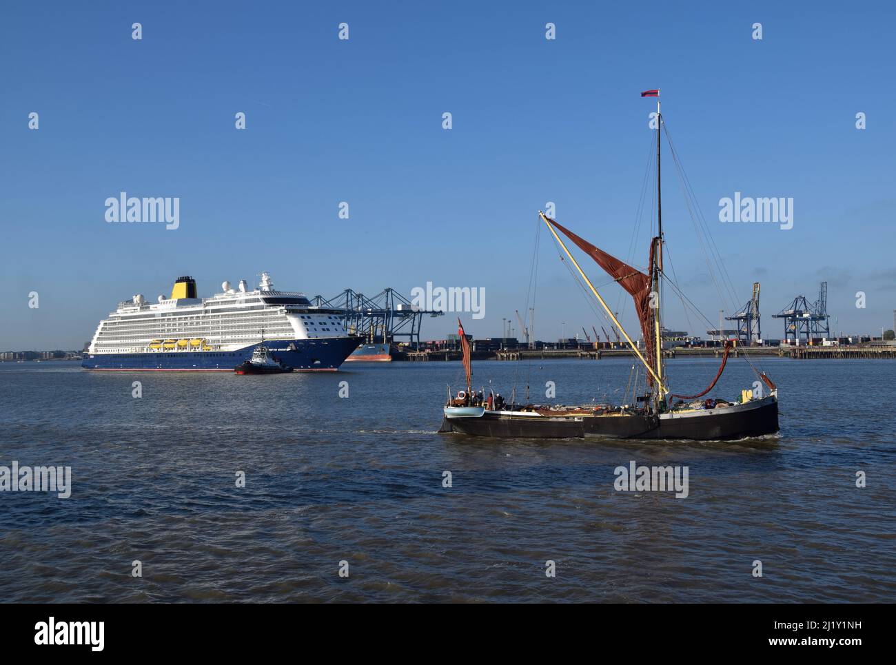 27/03/2022 Tilbury UK Themse Themse Segelschiff Lady Daphne genießen die Aussicht auf den Fluss an einem Sonntagnachmittag, wie sie an Spirit of Adventu vorbei segelt Stockfoto