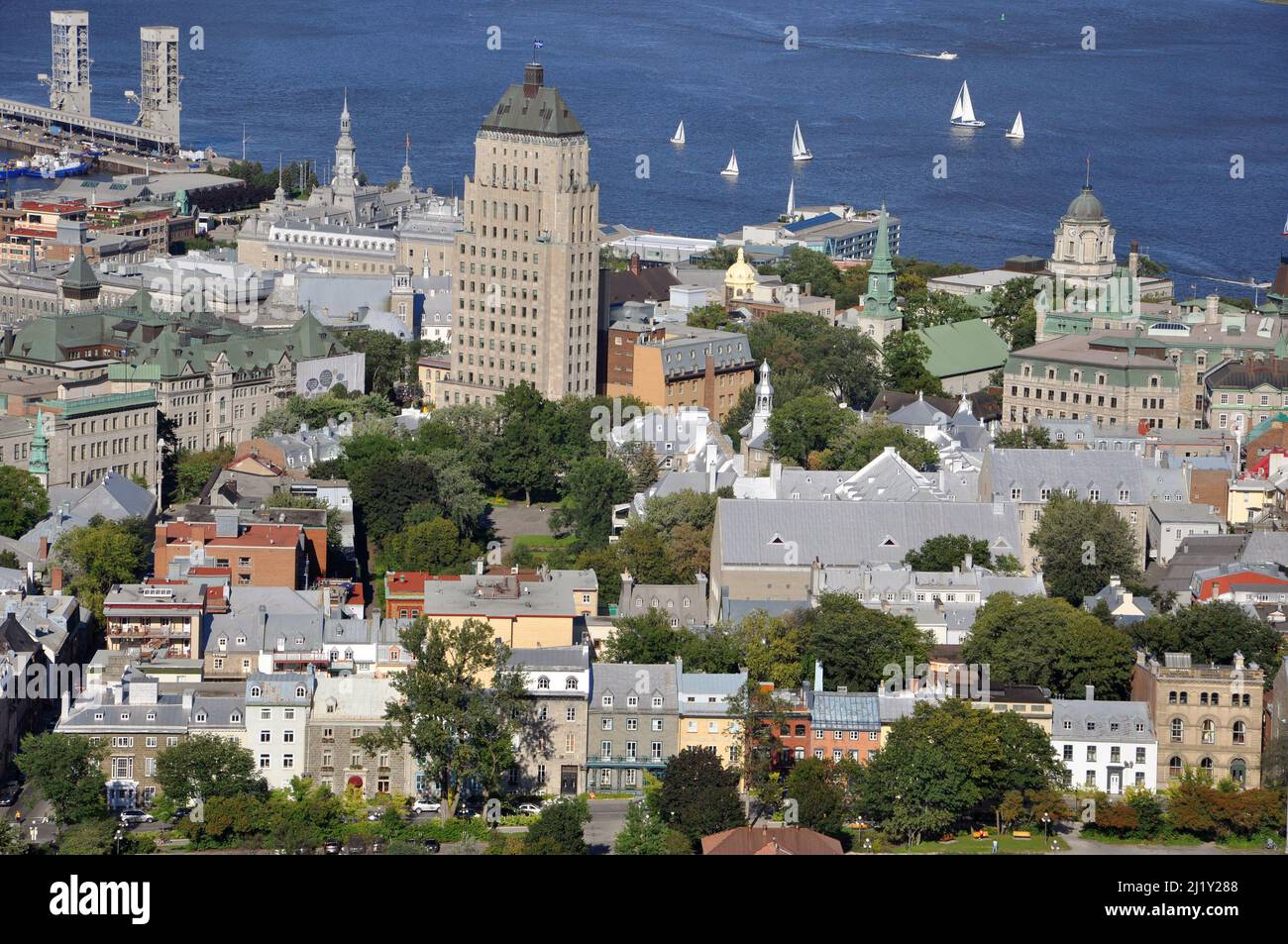 EDIFICE Price Building mit Blick auf das Weltkulturerbe der Altstadt von Quebec und den St. Lawrence River im Sommer, Quebec QC, Kanada. Stockfoto