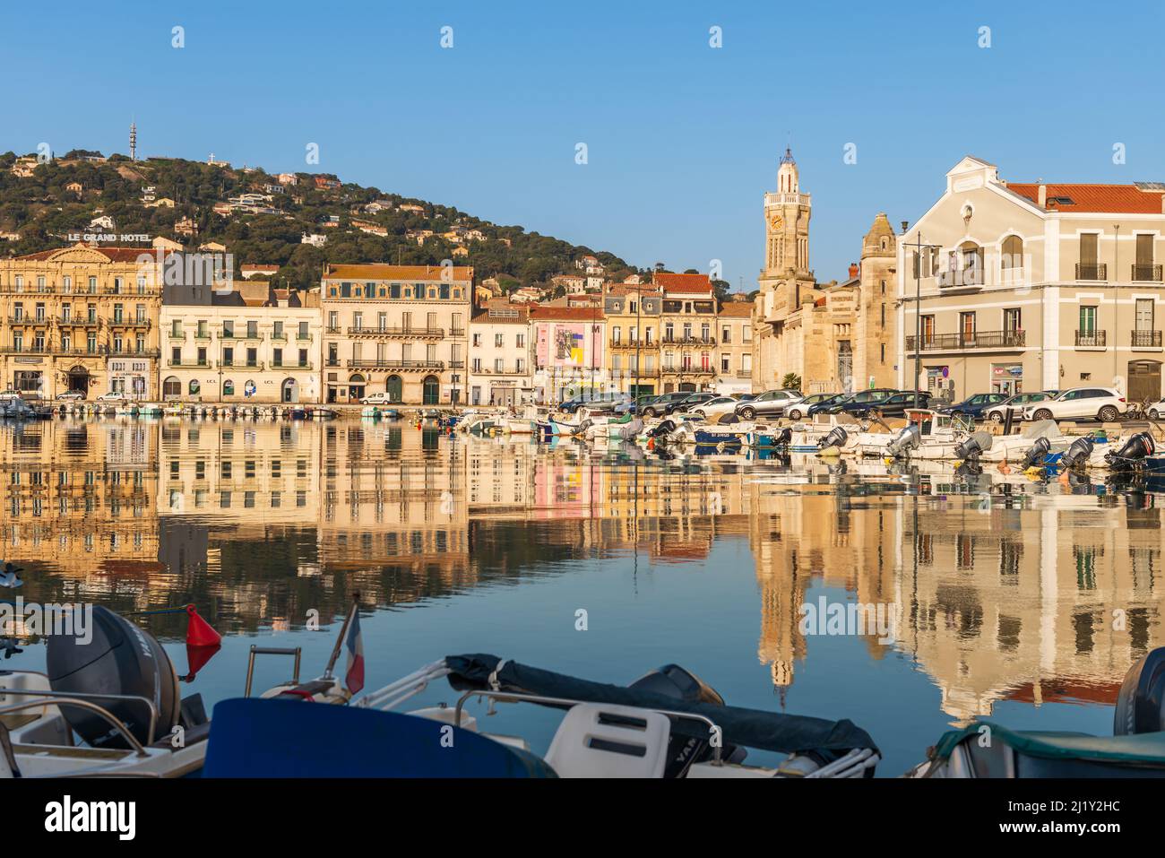 Panorama des Peyrade-Kanals und des Konsularpalastes in Sète, an einem Frühlingsmorgen, in Hérault, Oskitanie, Frankreich Stockfoto