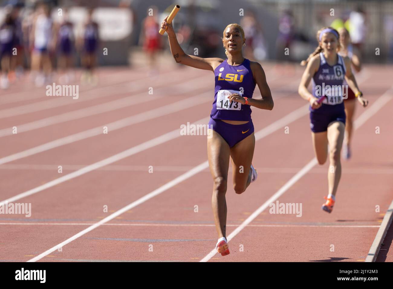 Katy-Ann McDonald von der LSU hebt den Staffelstab an, als sie während der Clyde Littlefield Texas Relays 94. am Samstag, den 26. März 2022 in Austin Stockfoto