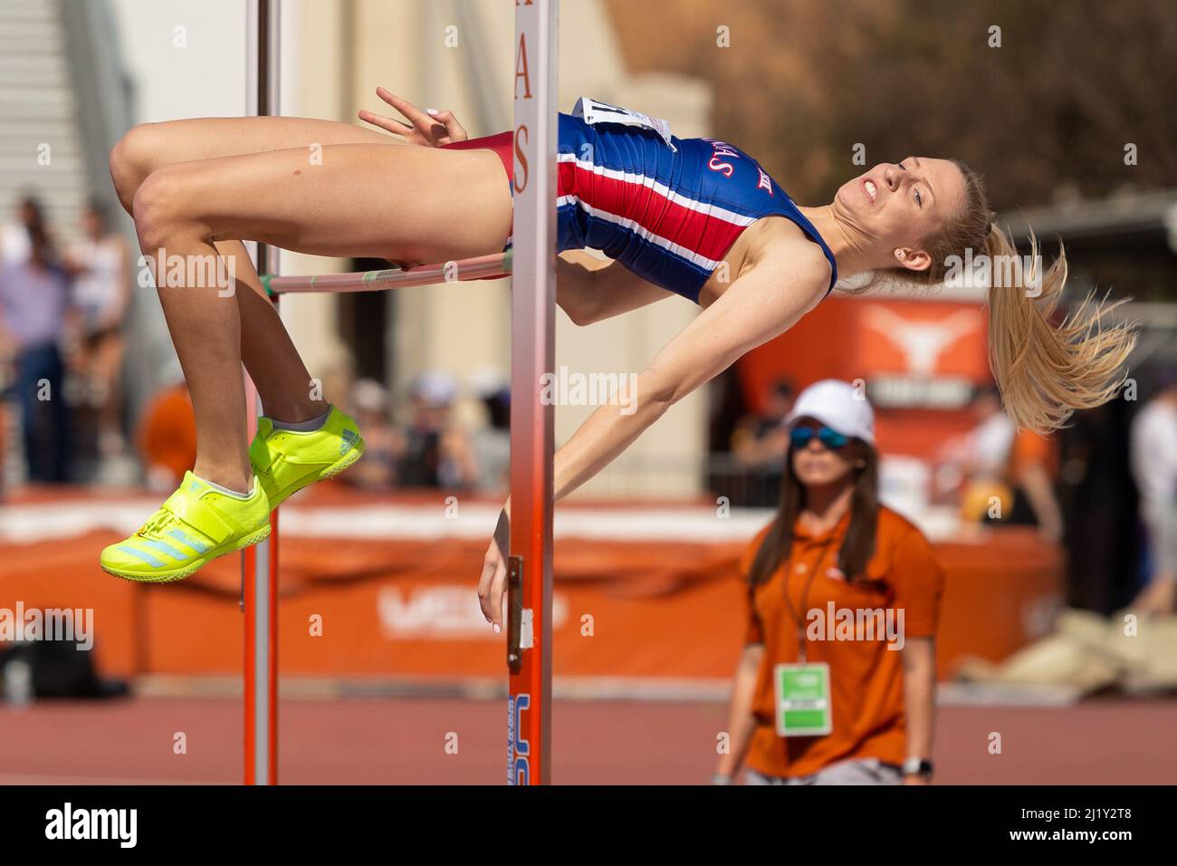 Rylee Anderson aus Kansas räumt die Messlatte beim Hochsprung während der Clyde Littlefield Texas Relays 94., Samstag, 26. März 2022, in Austin, Texas. ( Stockfoto