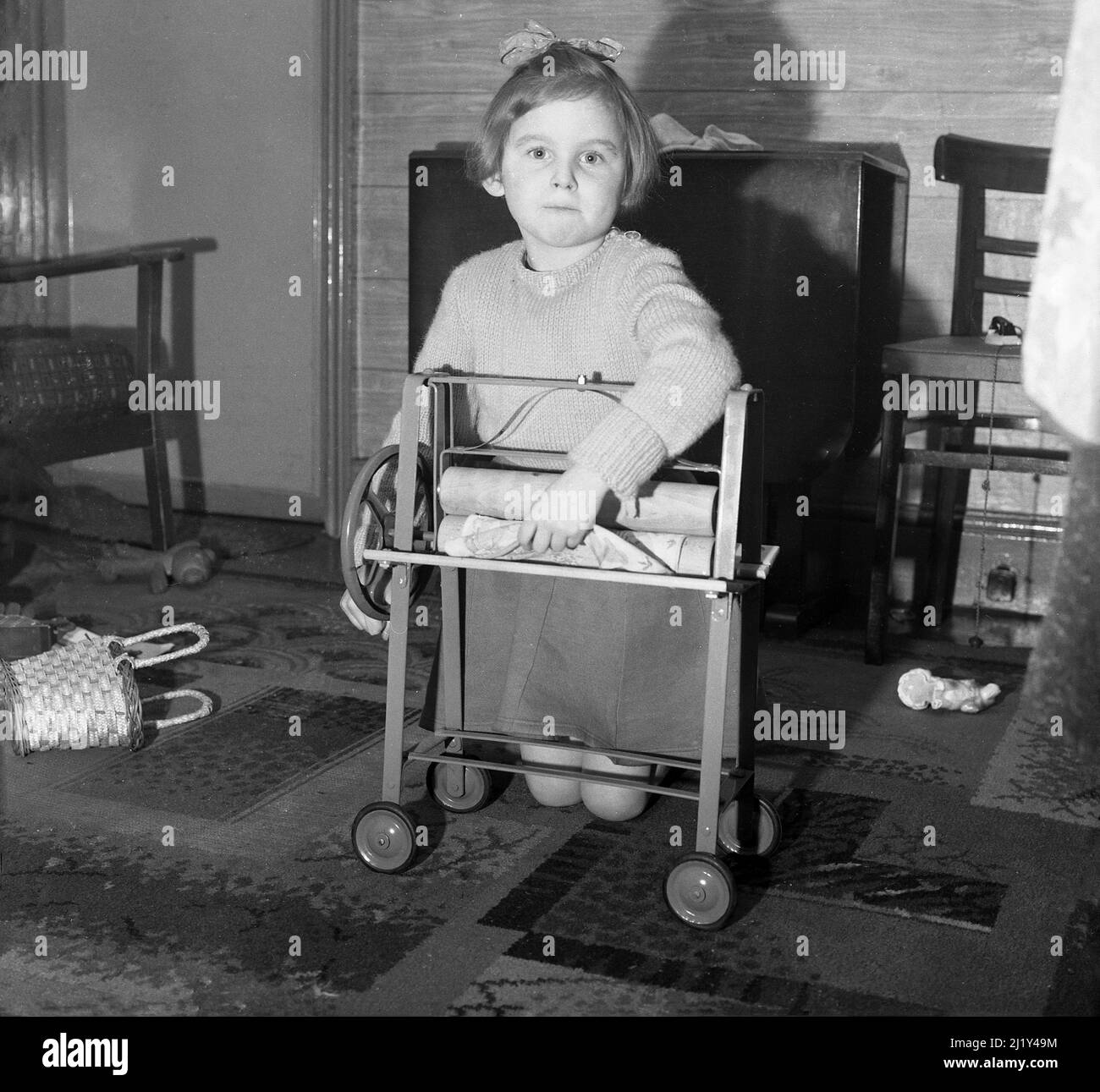 Kinderkleidung der 1950er jahre Schwarzweiß-Stockfotos und -bilder - Alamy