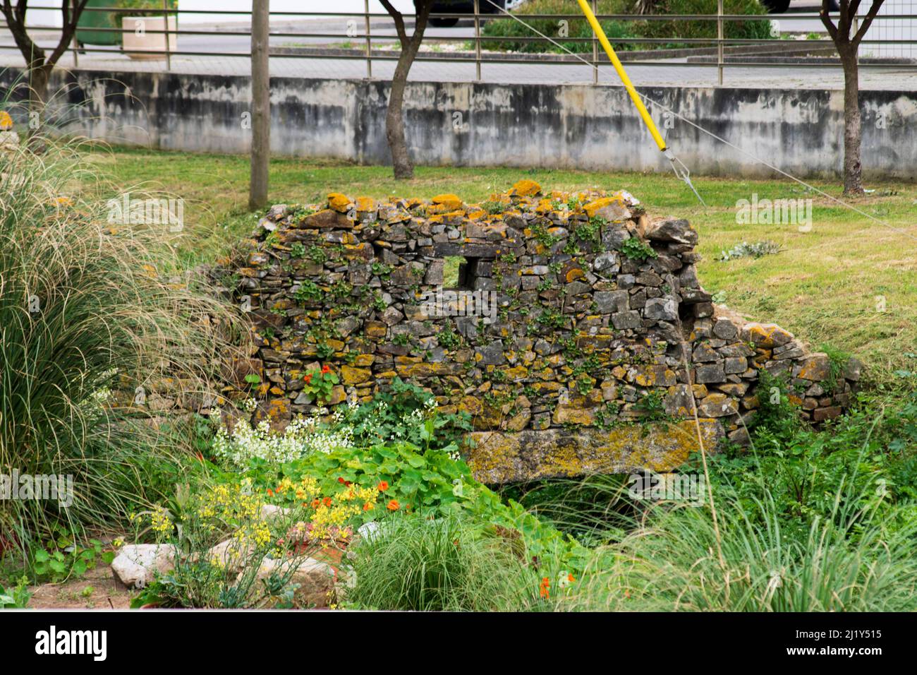Die Überreste der Wassermühle ovwr des Wasserflusses. Stockfoto