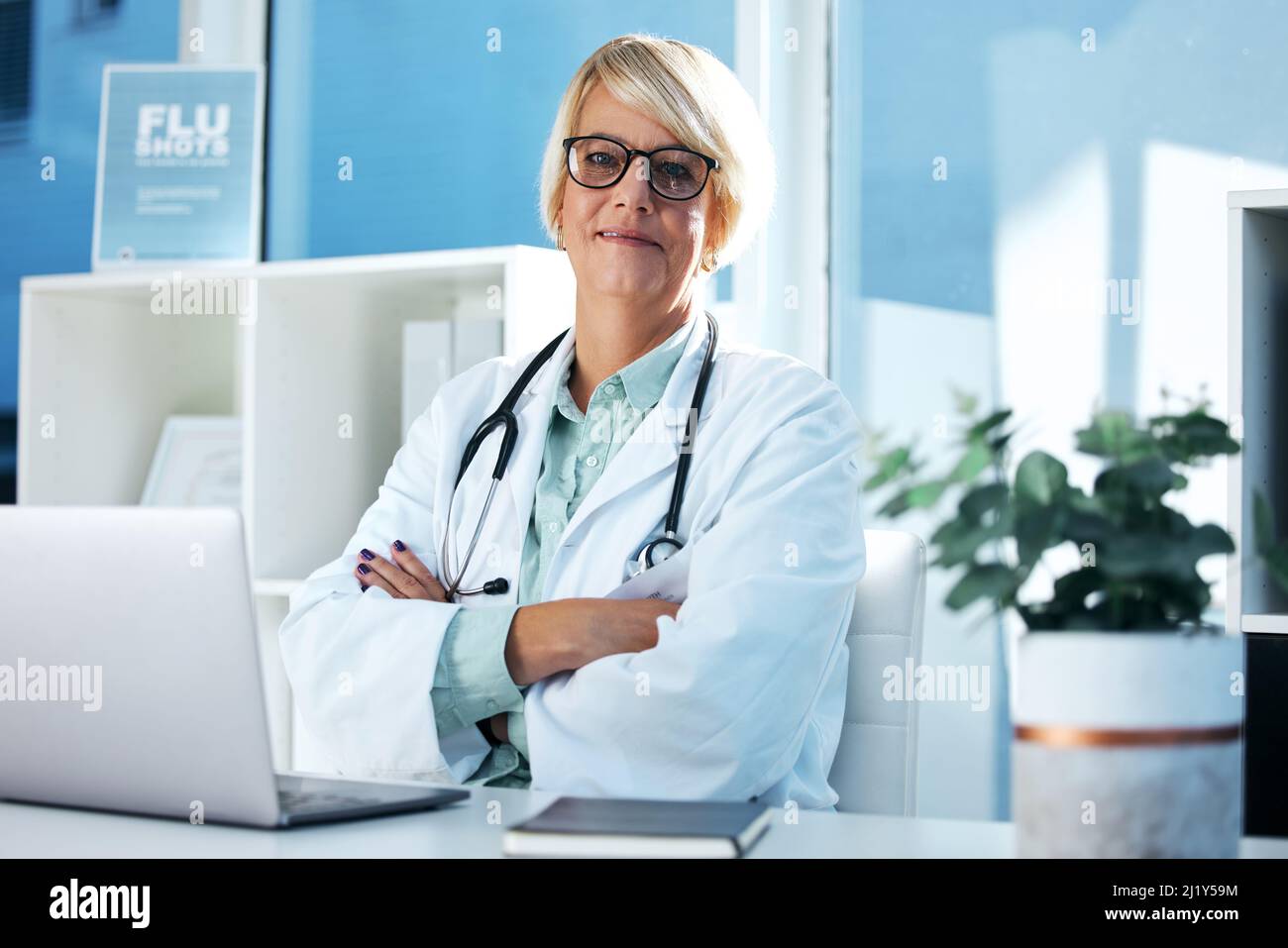 Als Pflegekraft erleben Sie jeden Tag selbstlose Handlungen. Aufnahme einer Ärztin, die in ihrem Büro sitzt. Stockfoto