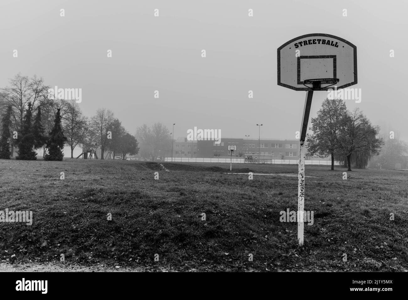 Verlassener Basketballkorb Stockfoto