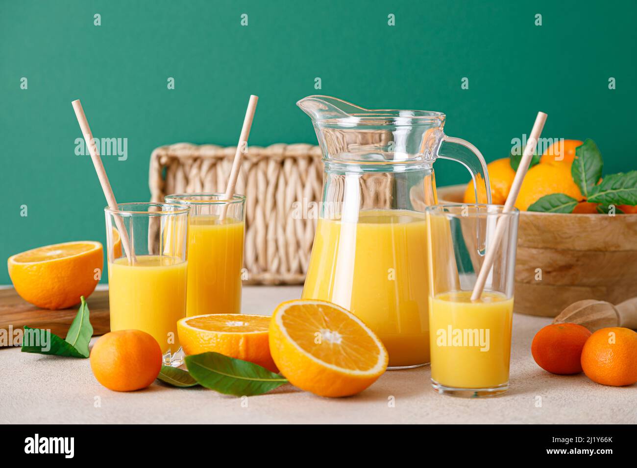 Frisch gepresster Orangensaft in einem Glaskrug und frisches Obst mit Blättern, gesundes Getränk, Vitamin-C-Konzept Stockfoto