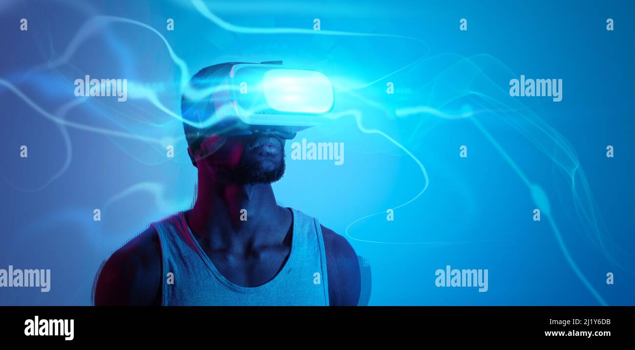 Modernes Unterhaltungskonzept. Kreative Collage in blauen Neonfarben von afroamerikanischem Mann im VR-Headset Stockfoto