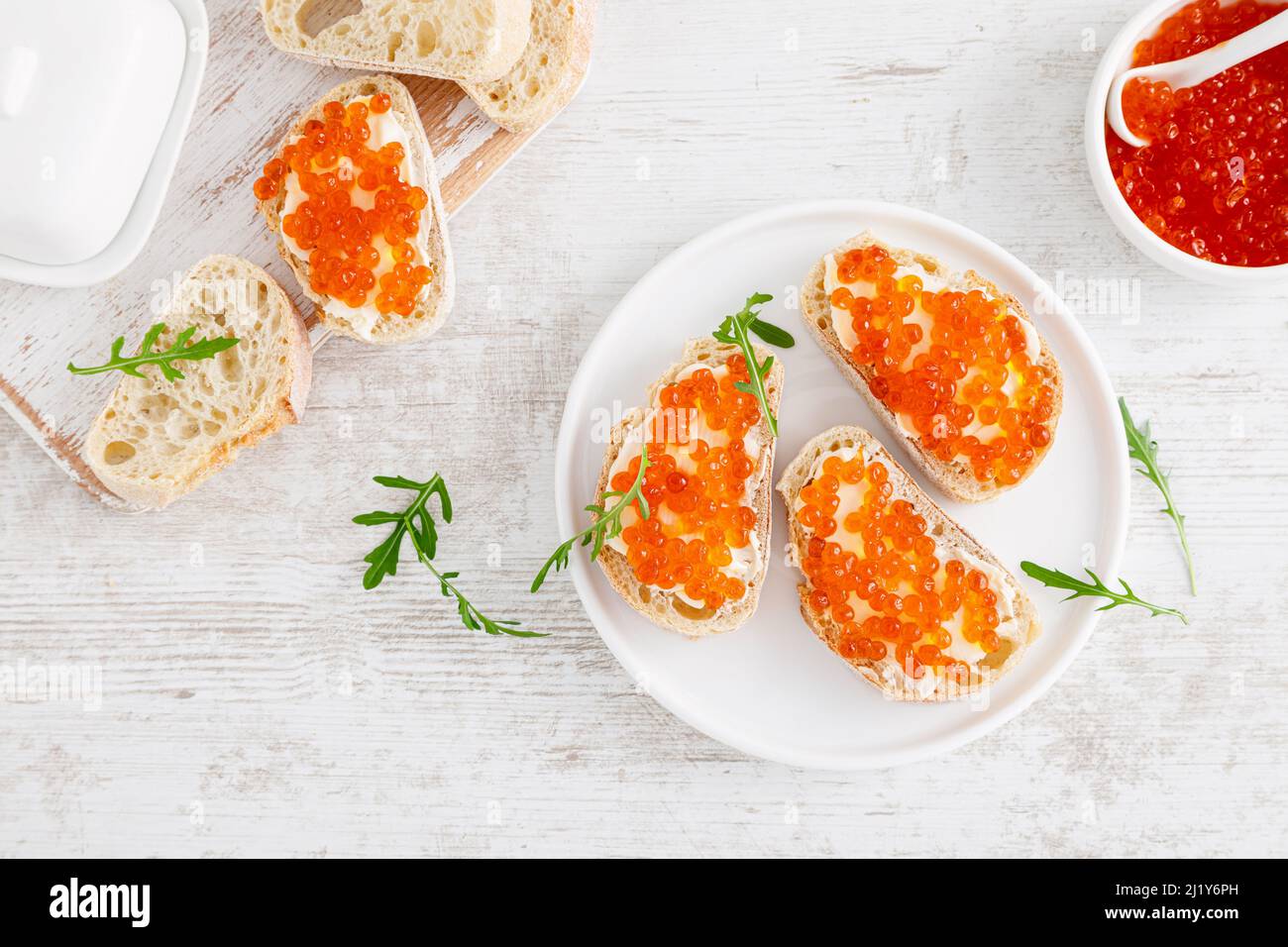 Offene Sandwiches mit Kaviar aus rotem Lachs. Draufsicht, flach liegend Stockfoto