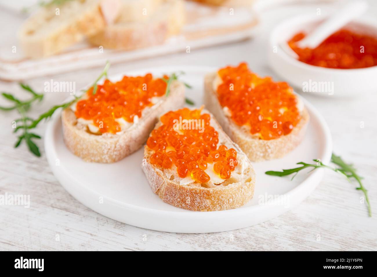 Offene Sandwiches mit Kaviar aus rotem Lachs Stockfoto
