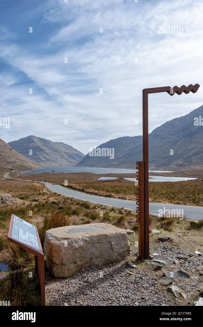 Doolough Valley, Irland - 19. März 2022: Das Wild Atlantic Way Schild am Doo Lough Valley in den Bergen der Grafschaft Mayo Stockfoto