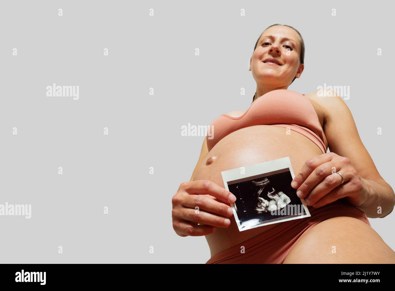 Schwanger Frau halten Baby Ultraschallbild, Ansicht von unten Stockfoto