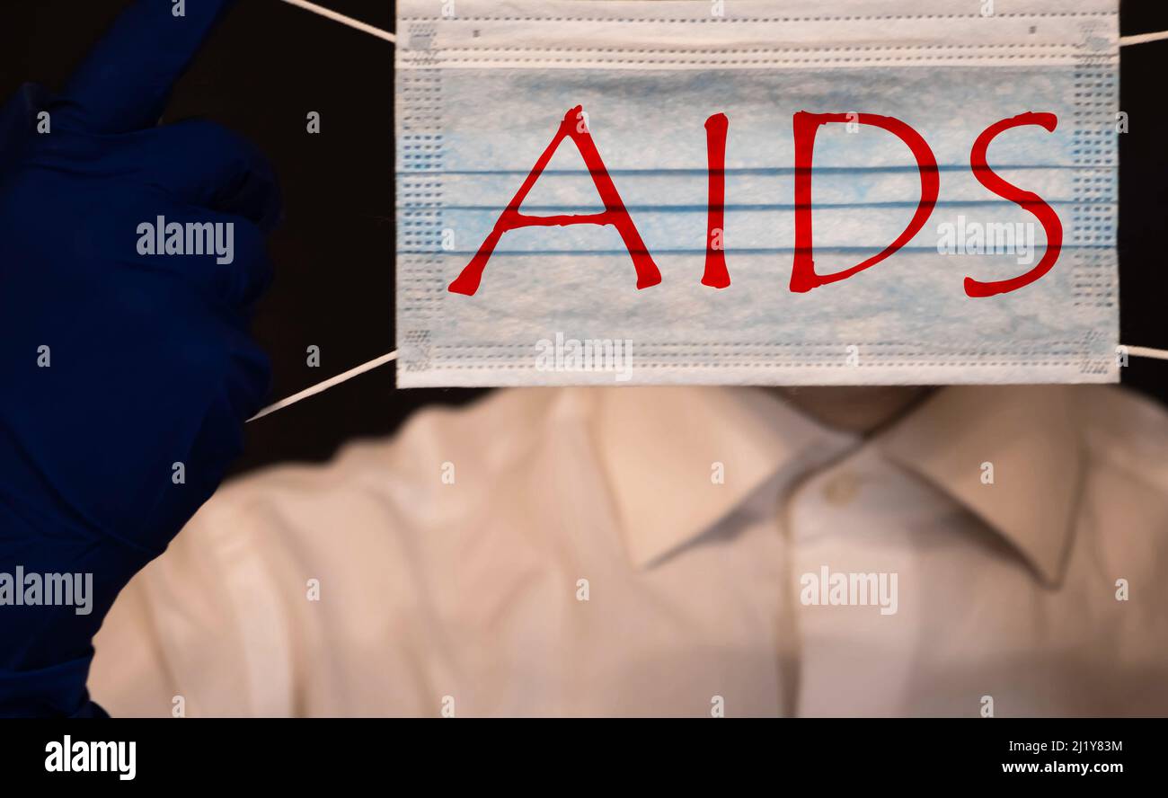 Seite mit AIDS erworbenes Immunschwächesyndrom auf dem Tisch mit Stethoskop, medizinisches Konzept. Stockfoto