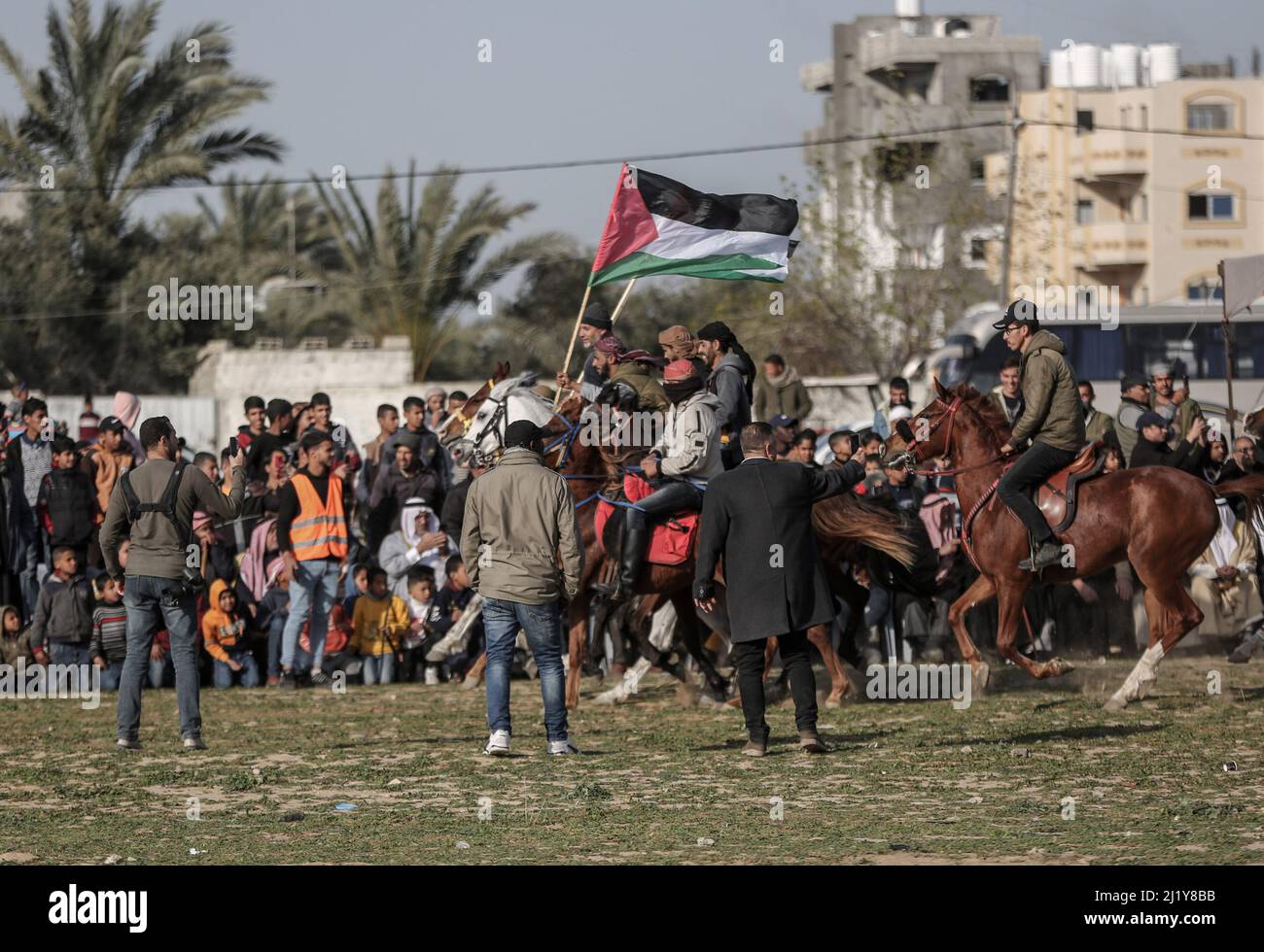 Gaza, Palästina. 27. März 2022. (INT) der Tag der Erde wird in Gaza, Palästina, gefeiert. Am 28. März 2022, Gaza Palästina: Palästinenser reiten auf Kamelen und Pferden während des Gedenkens an den Tag der Erde in Deir al-Balah im zentralen Gazastreifen, wo der Tag der Erde auf den 30. März jedes Jahres fällt. (Bild: © Yousef Masoud/TheNEWS2 via ZUMA Press Wire) Stockfoto