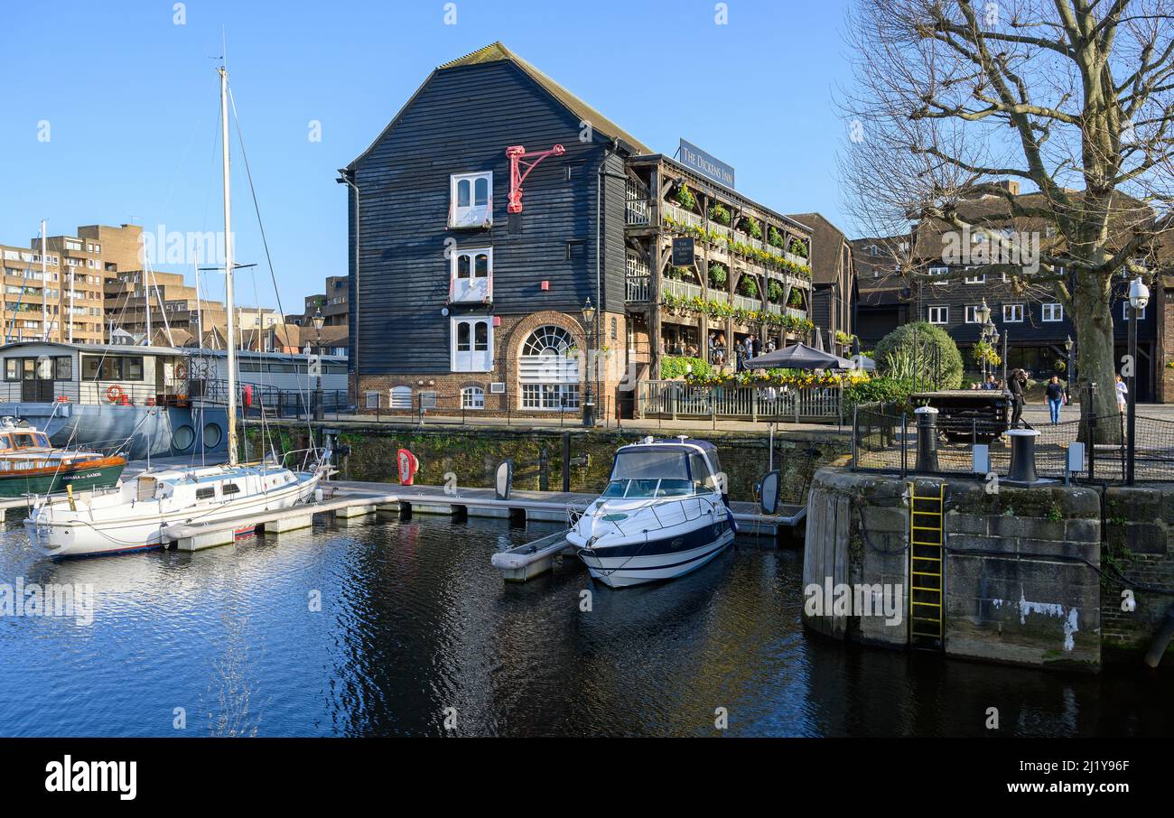 St Katharine Docks, London, Großbritannien: Das Dickens Inn am St Katharine Docks Marina in Wapping in der Nähe der City of London. Stockfoto