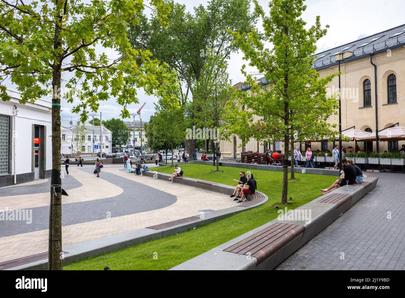 KIEW, UKRAINE - 16. Juli 2021: KIEWER LEBENSMITTELMARKT Street Food Festival auf dem Gebiet des Renovierungsprojekts der ehemaligen ARSENALANLAGE. Unglaublich Stockfoto