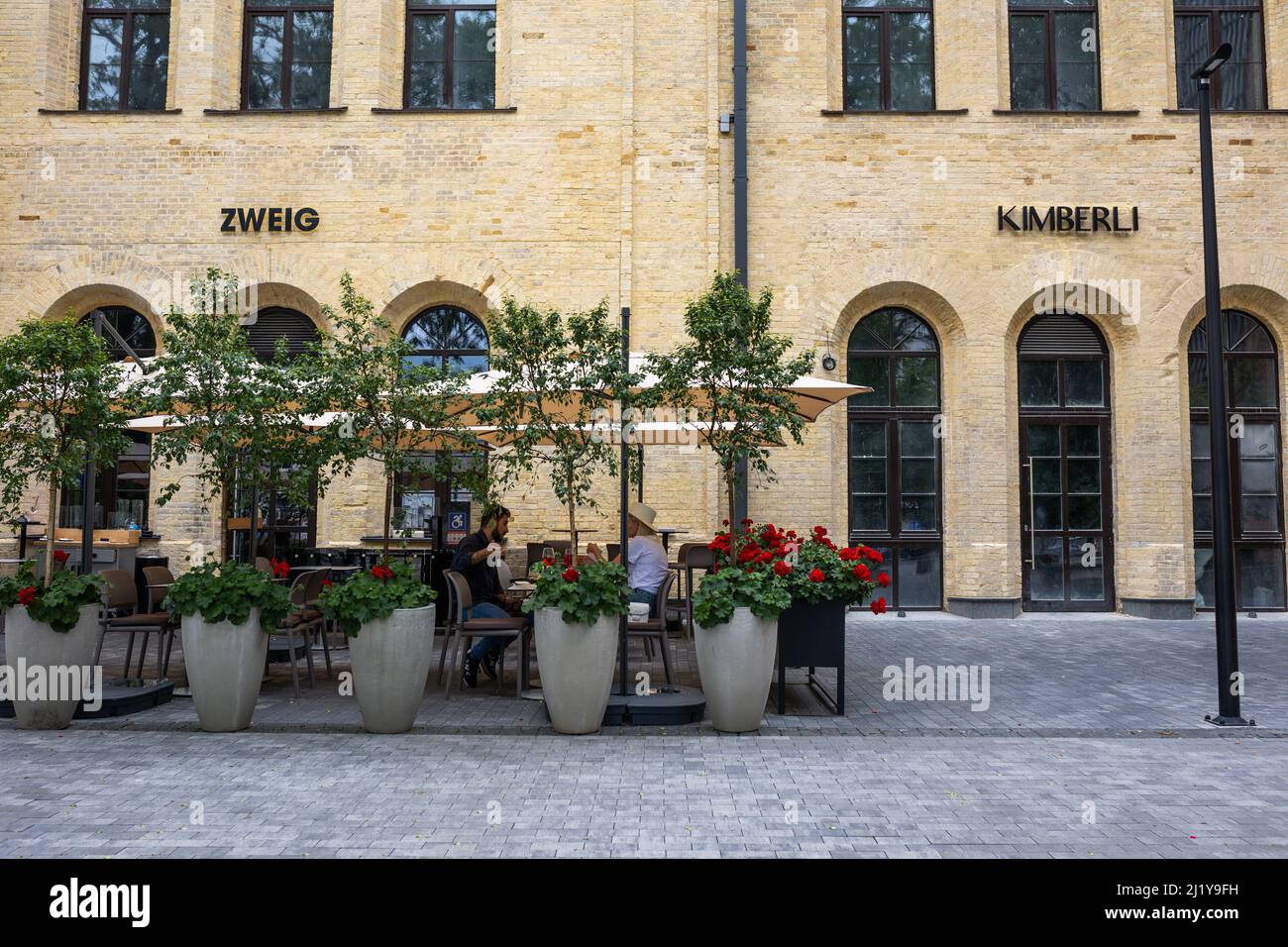 KIEW, UKRAINE - 16. Juli 2021: KIEWER LEBENSMITTELMARKT Street Food Festival auf dem Gebiet des Renovierungsprojekts der ehemaligen ARSENALANLAGE. Unglaublich Stockfoto