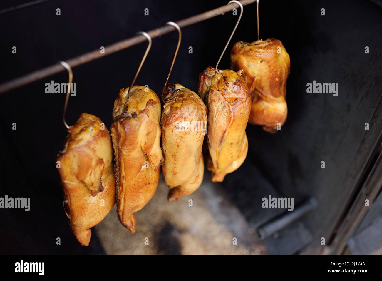 Wachtelkarkassen werden in der Räucherei geraucht Stockfoto