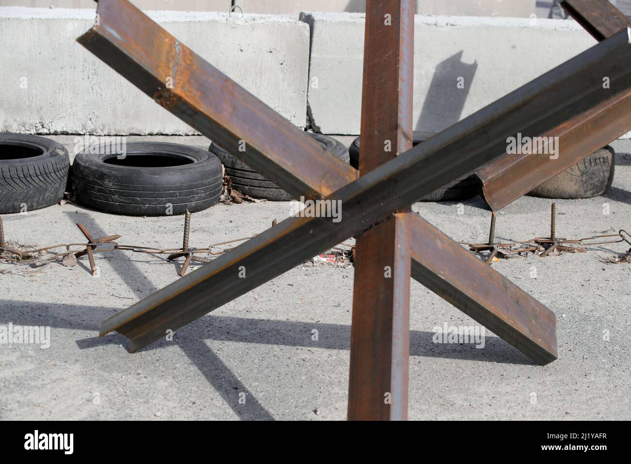 KIEW, UKRAINE - 28. MÄRZ 2022 - ein Panzerabwehrhindernis, bekannt als tschechischer Igel, ist an einer Straßensperre in Kiew, der Hauptstadt der Ukraine, abgebildet. Stockfoto