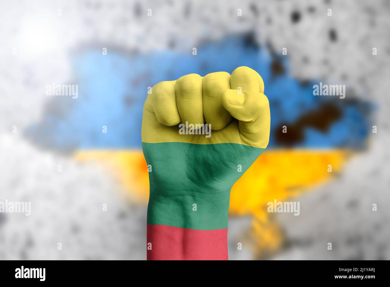 Litauen hilft der Ukraine und solidarisiert sich mit ihr. Das Konzept der humanitären Hilfe für die Ukraine. Die Faust ist in den Farben der gemalt Stockfoto
