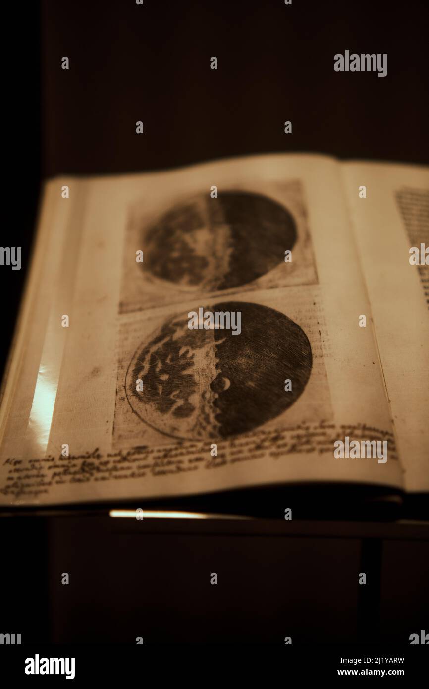 Eine vertikale Aufnahme einer offenen Seite der Abhandlung von Galileo Galilei 'Sidereus Nuncius' Stockfoto