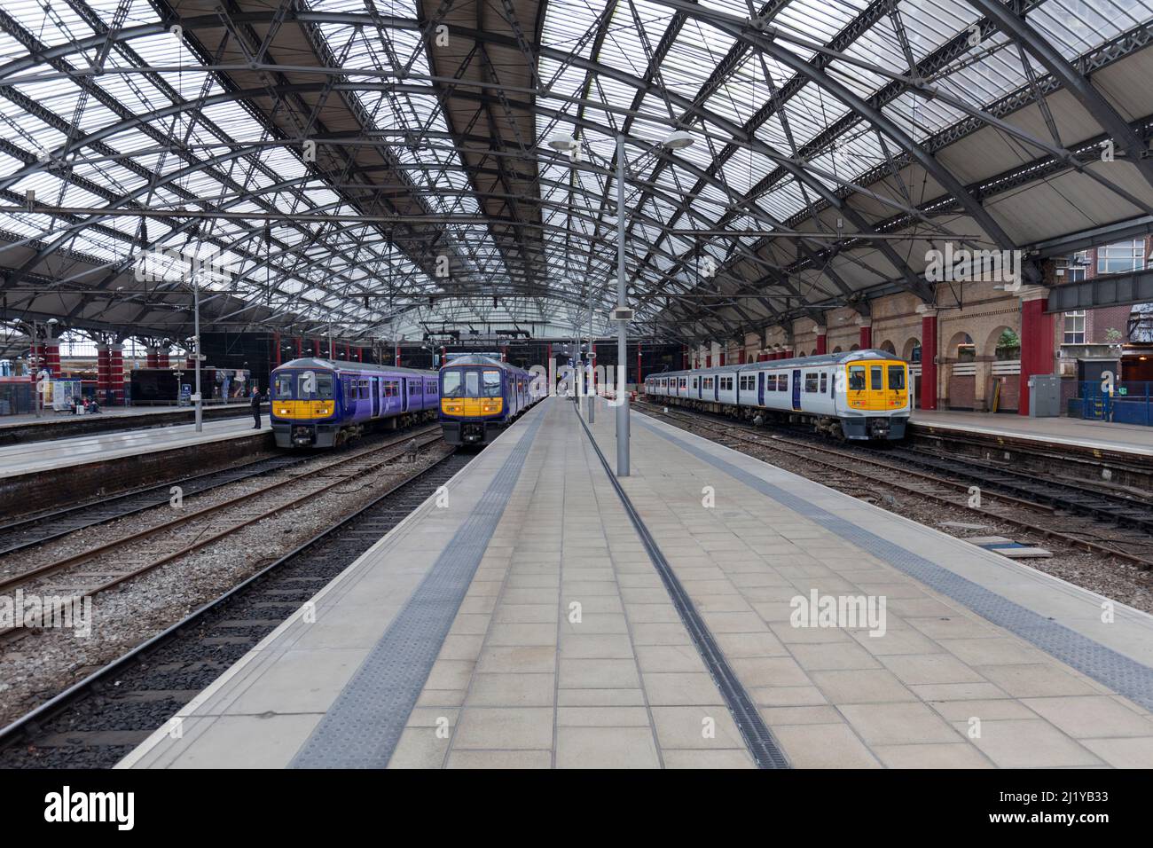 Nördliche Züge der Baureihe 319 mit elektrischen Triebzügen 319367, 319386, 319366 am Bahnhof Liverpool Lime Street unter dem Dach des Zugsschuppen Stockfoto