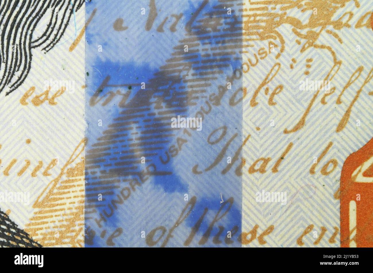 Nahaufnahme ist ein dreidimensionaler blauer Streifen mit einem holographischen Bild auf hundert US-Dollar. Stockfoto