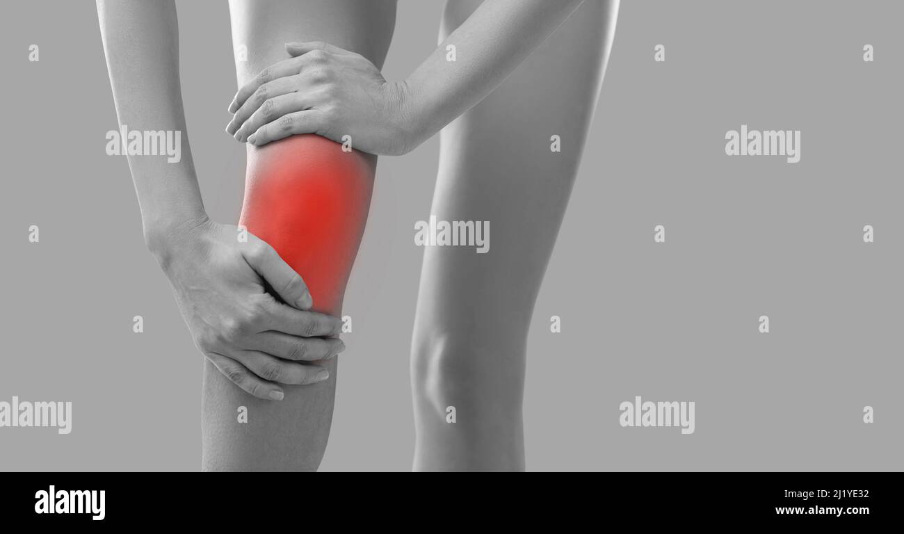 Eine Frau, die an rheumatoider Arthritis leidet, hält ihre Hand auf dem schmerzhaften Kniebereich Stockfoto