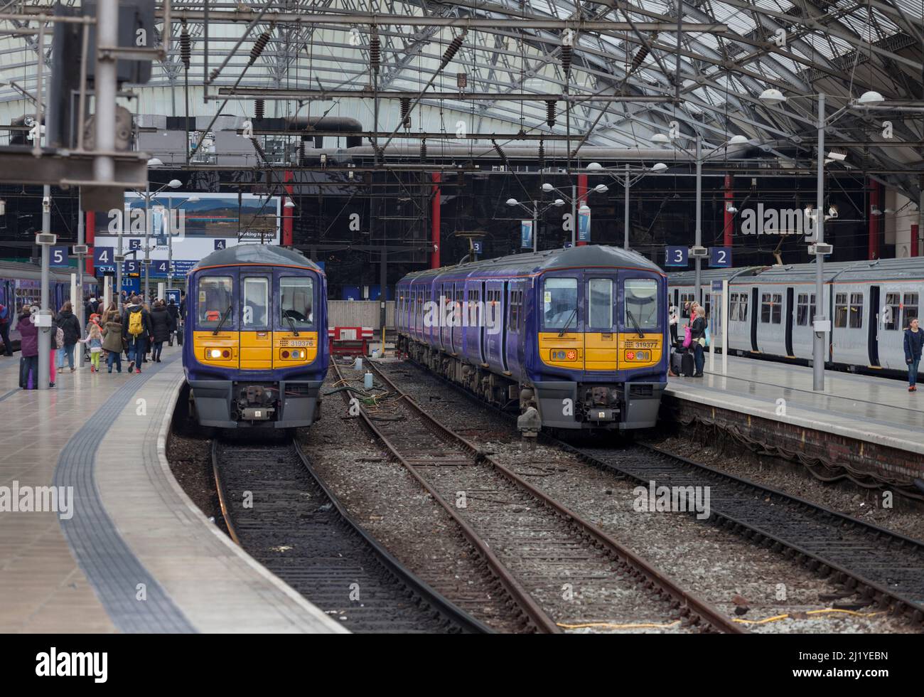 Nördliche Züge der Baureihe 319 mit elektrischen Triebzügen 319376 / 319377 am Bahnhof Liverpool Lime Street Stockfoto