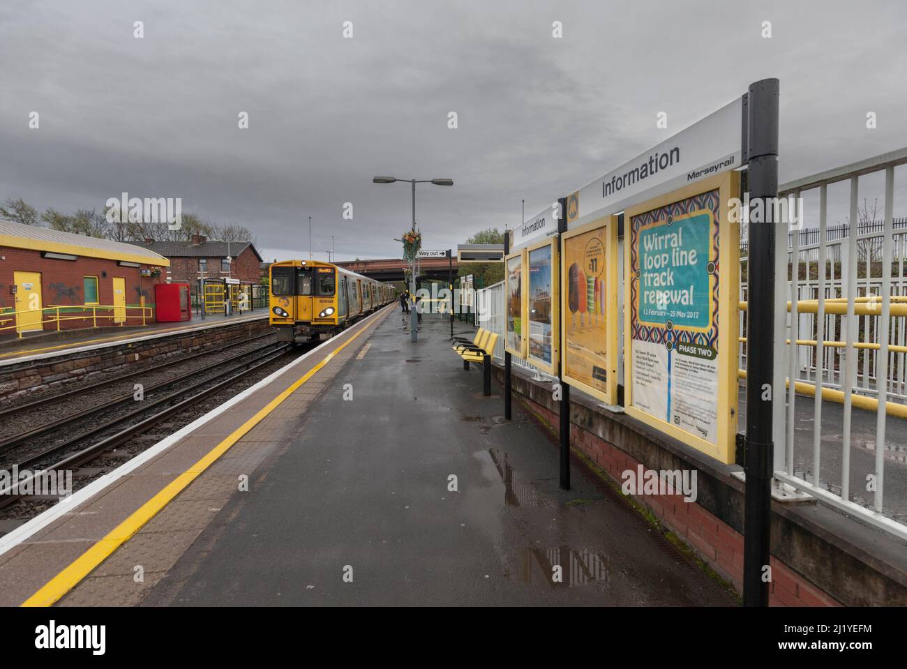 Merseyrail-Elektrozug der Baureihe 507 507032 am Bahnhof Aintree mit Informationsplakaten Stockfoto