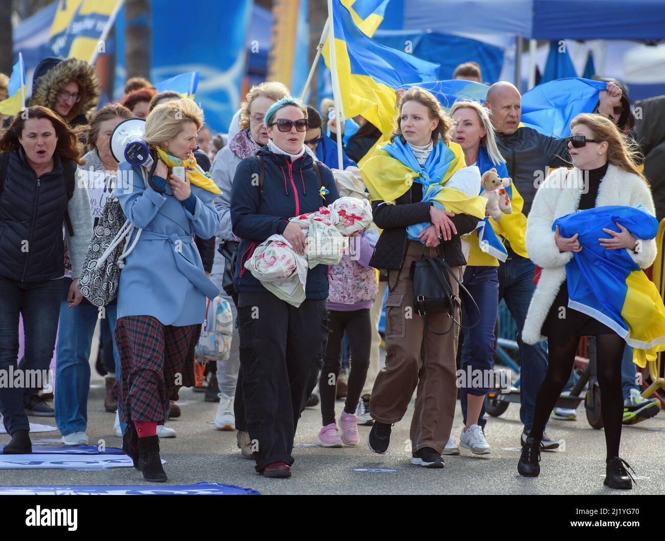 Limassol, Zypern - 19. März 2022: Ukrainische Frauen halten am März der Mutterversammlung rot gefärbte Puppen als Protest gegen die russische Invasion in Stockfoto