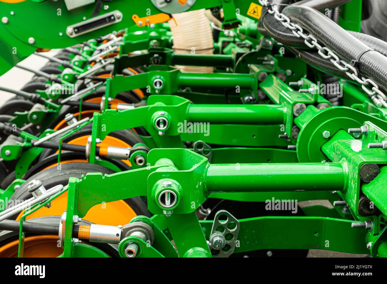 Landmaschinen. Nahaufnahme von technischen Einheiten und Mechanismen von Landmaschinen. Federn und Aufhängungselemente Stockfoto