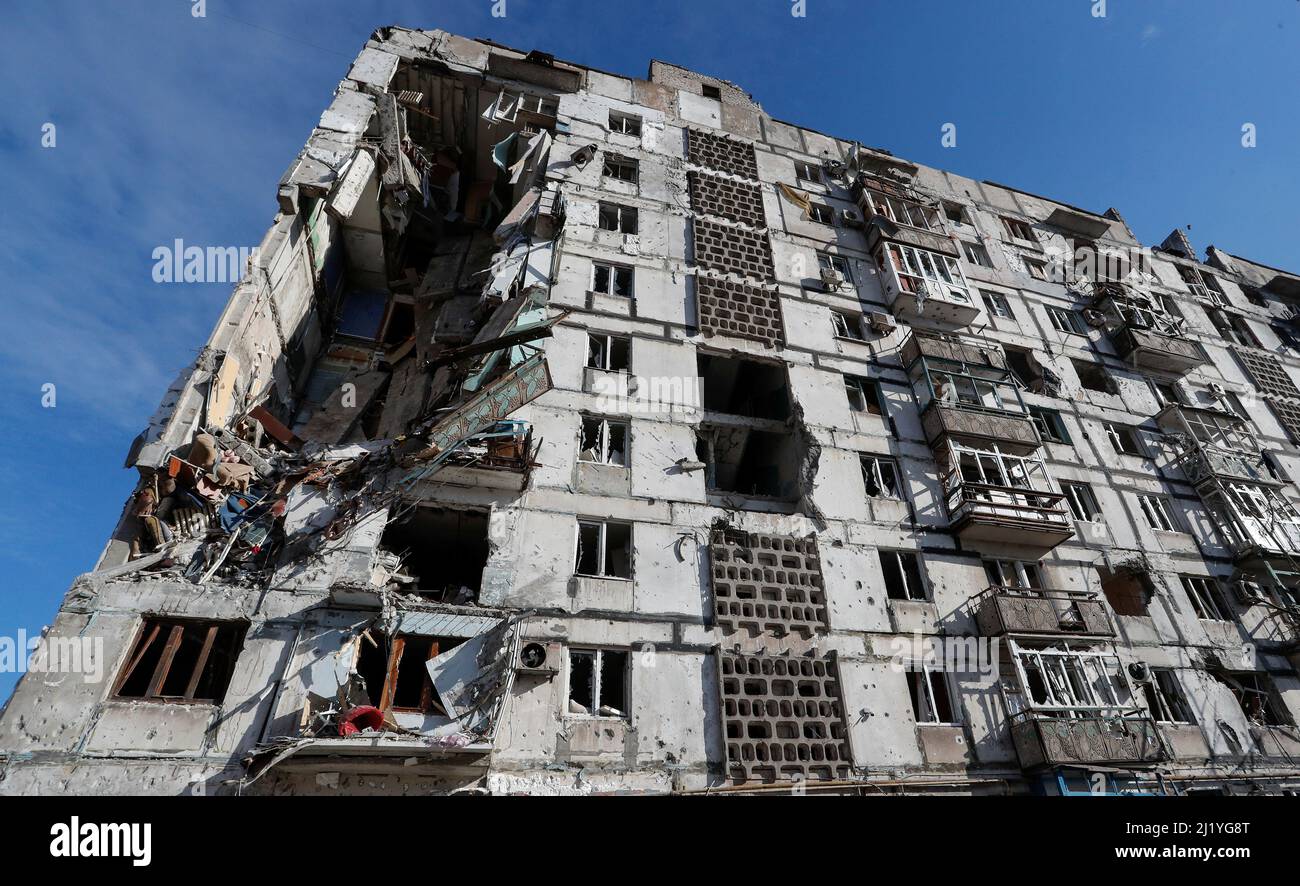 Die Ansicht zeigt ein Wohngebäude, das im Zuge des Ukraine-Russland ...