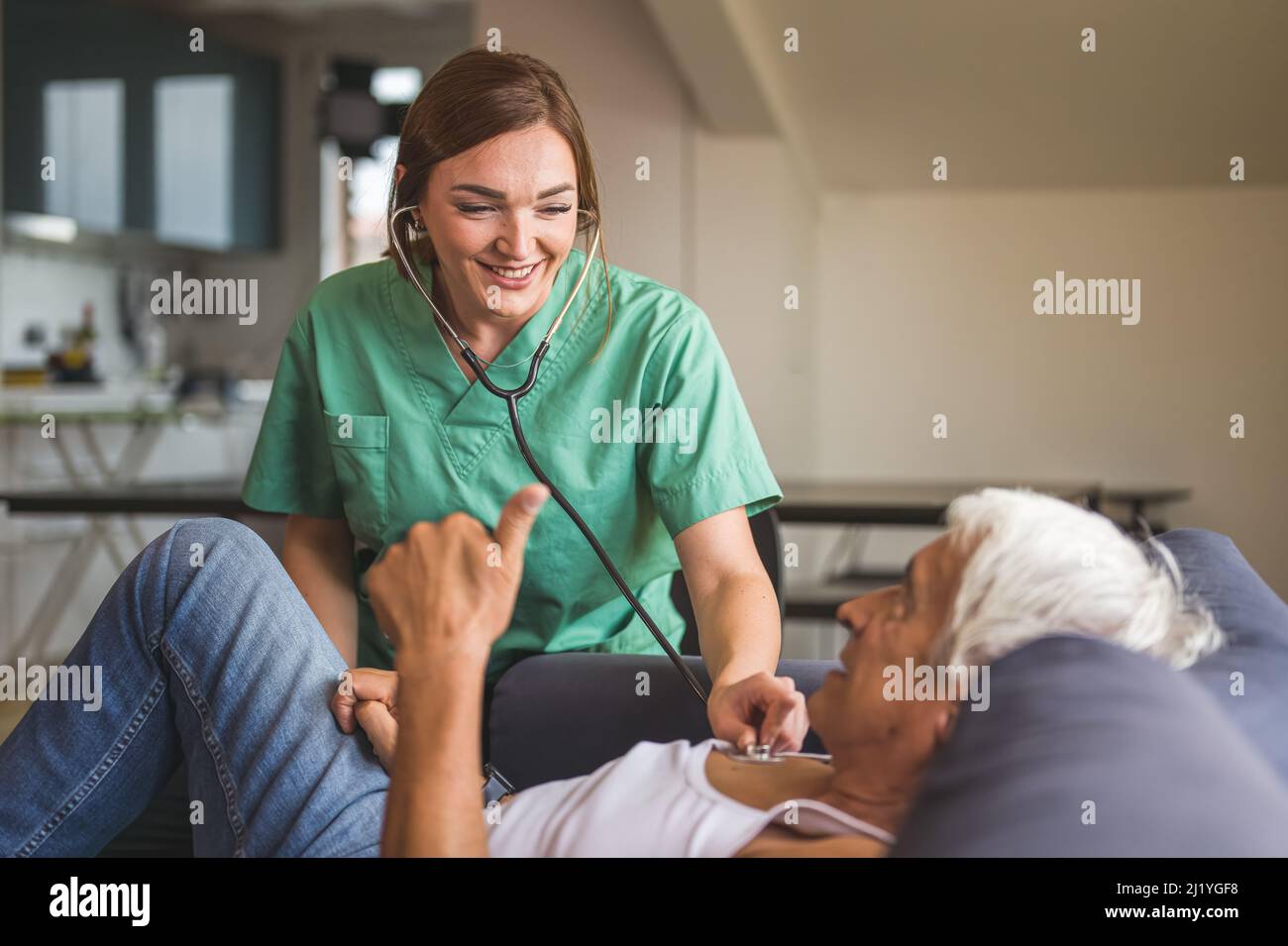 Krankenschwester, die sich während des Hausbesuchs um einen älteren Mann, einen Gesundheitsgast und einen alten Mann kümmert. Eine Krankenschwester oder ein Arzt, der die Gesundheit eines Patienten überprüft, häusliche Pflege Stockfoto