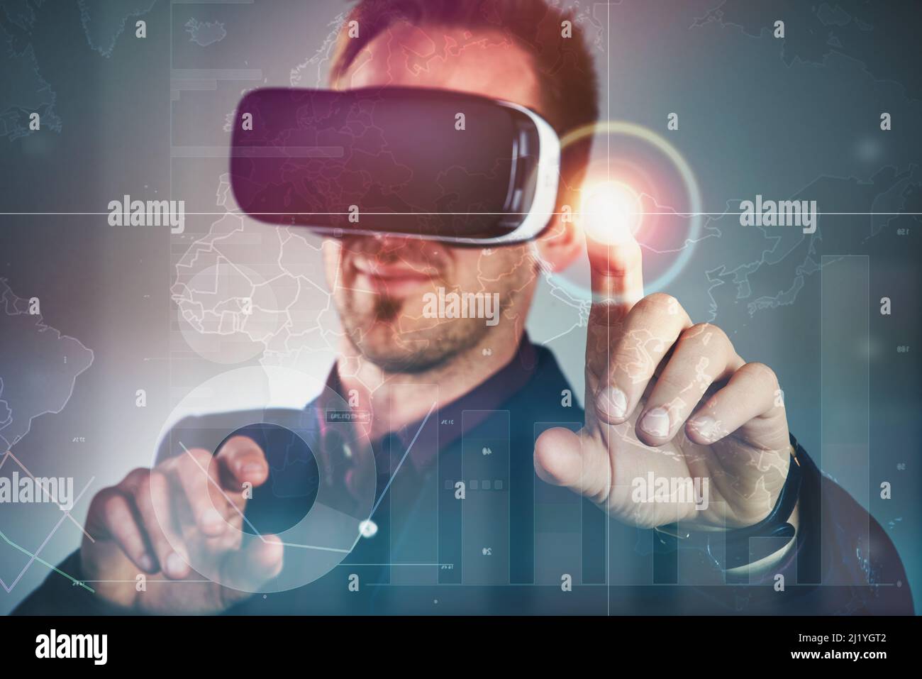 Nutzen Sie Technologie, nutzen Sie Chancen. Studio-Aufnahme eines hübschen jungen Geschäftsmannes mit einem VR-Headset vor einem digital aufgezwungenen Hintergrund. Stockfoto