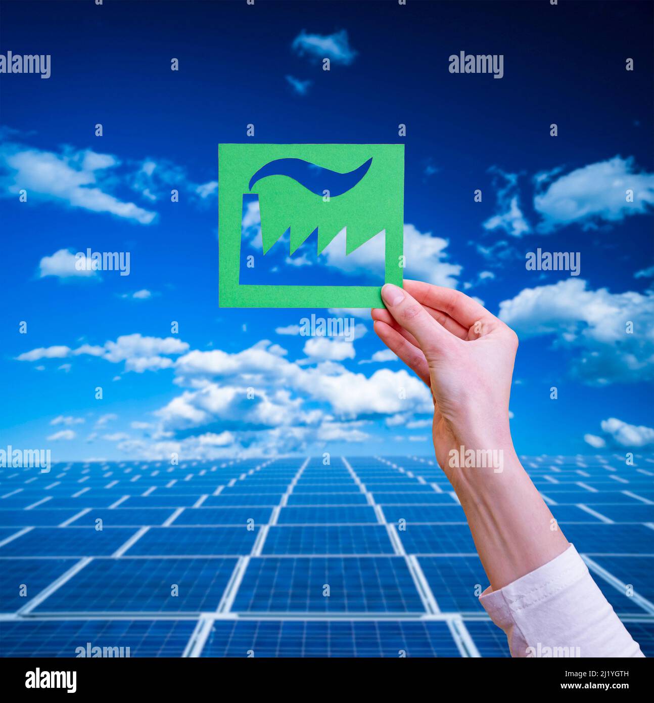 Die Hand hält das grüne Industriesymbol Stockfoto