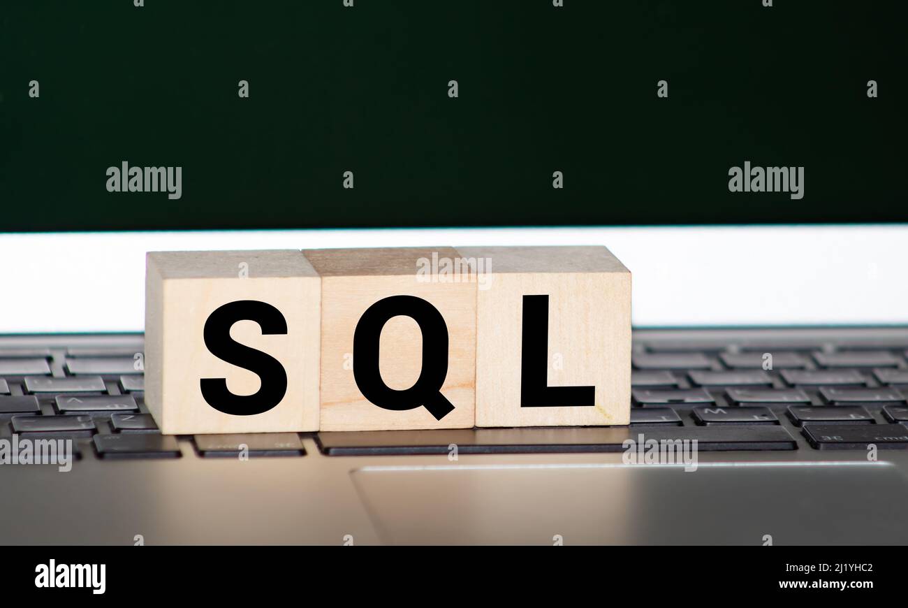 SQL Text Structured Query Language auf Holzwürfeln, Sprachkonzept Stockfoto