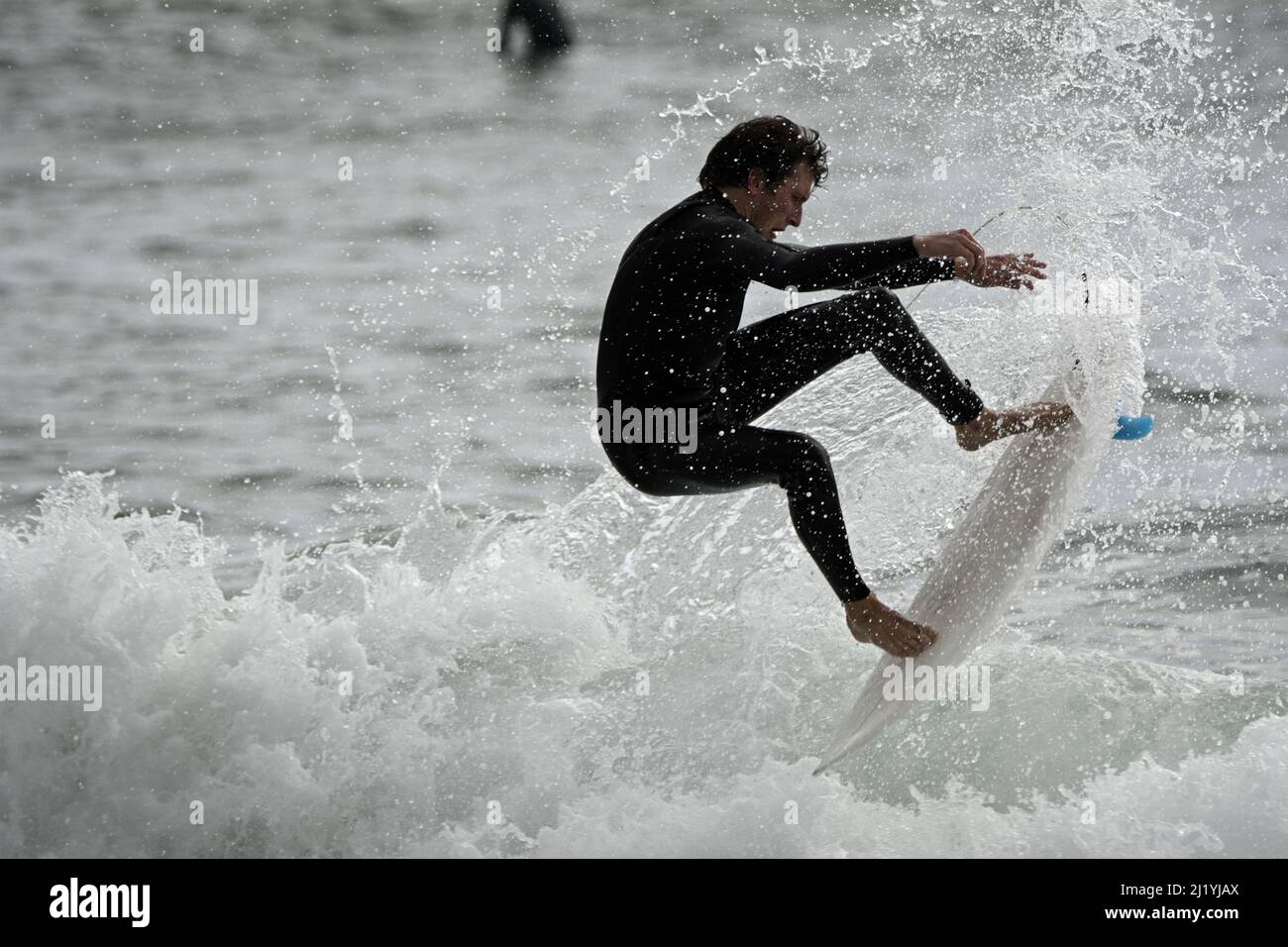 Ein Mann, der am Salt Creek Beach, Laguna Niguel, USA, im Meer surft Stockfoto