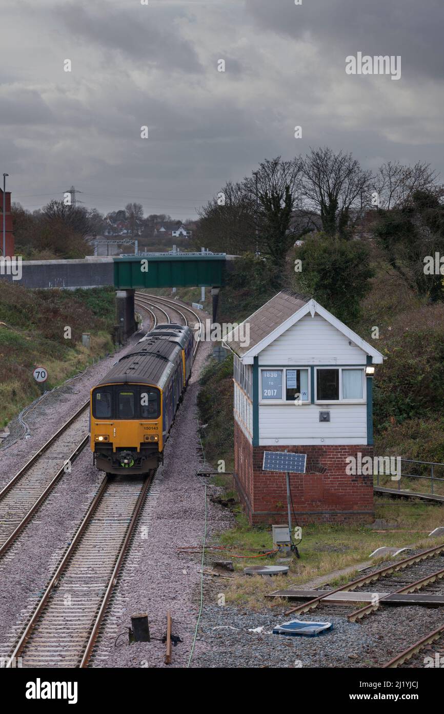 Die mechanische Eisenbahnsignalbox Poulton Le Fylde wurde am letzten Tag mit einem Sprinterzug der Northern Rail der Klasse 150 eingesetzt Stockfoto