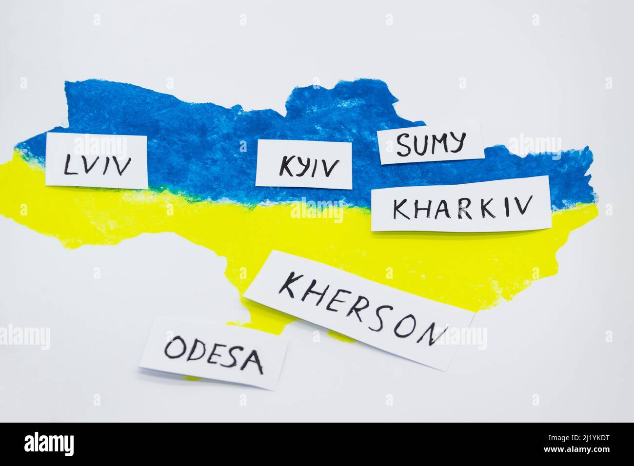 Die ukrainische Karte in blauen und gelben Farben mit einem Banner mit den Worten LEMBERG, ODESA, KIEW, SUMY, CHARKIW, KHERSON Stockfoto