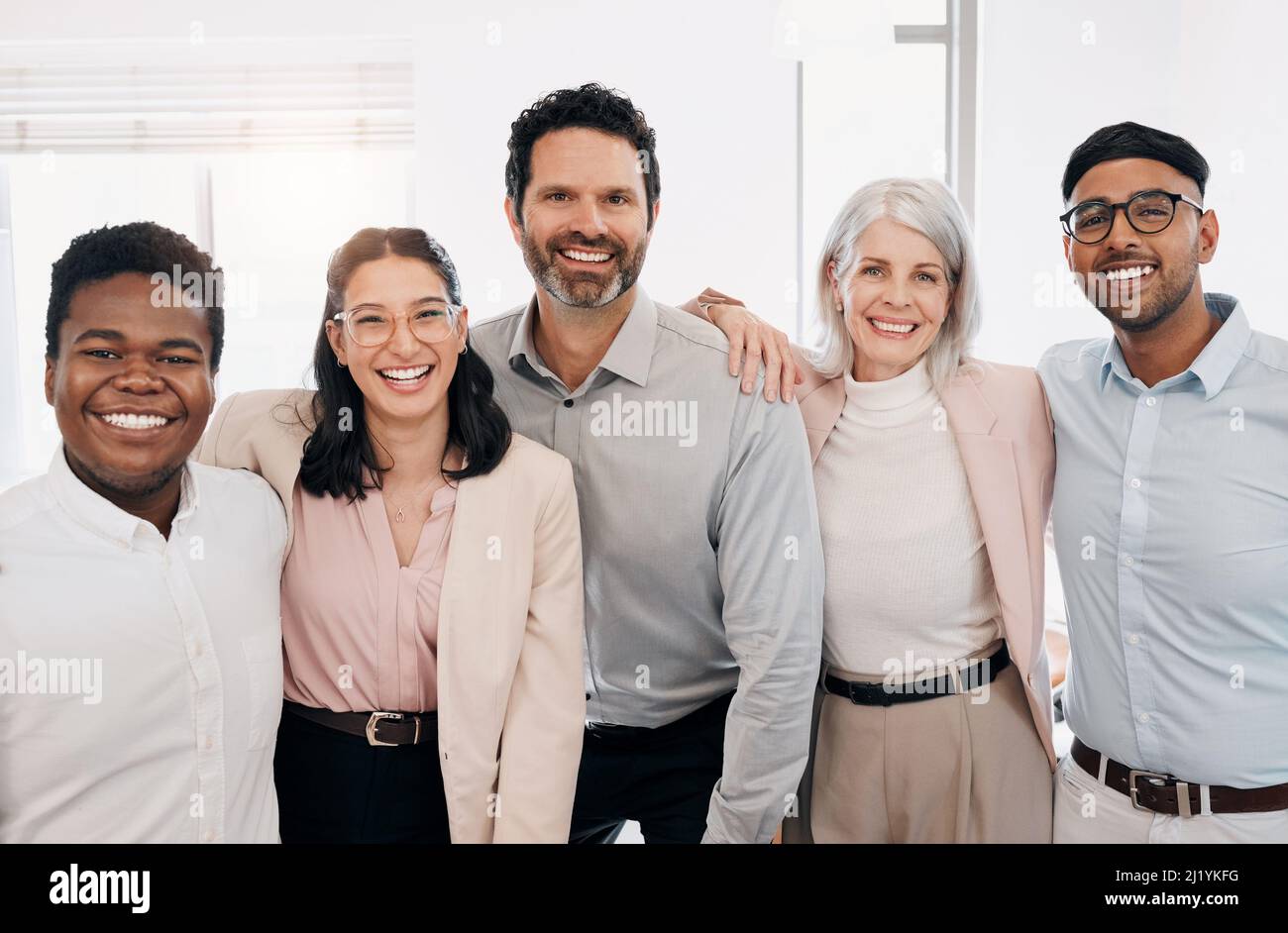 Dieses Team ist für den Erfolg bestimmt. Aufnahme einer vielfältigen Gruppe von Geschäftsleuten, die tagsüber im Büro stehen. Stockfoto