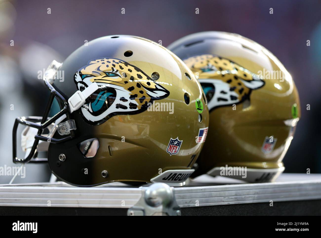 Das Foto vom 25-10-2015 zeigt Eine Gesamtansicht der Helme von zwei Jacksonville Jaguars. Die Jacksonville Jaguars haben sich verpflichtet, in den nächsten drei Jahren ein Heimspiel im Wembley Stadium zu spielen. Ausgabedatum: Montag, 28. März 2022. Stockfoto