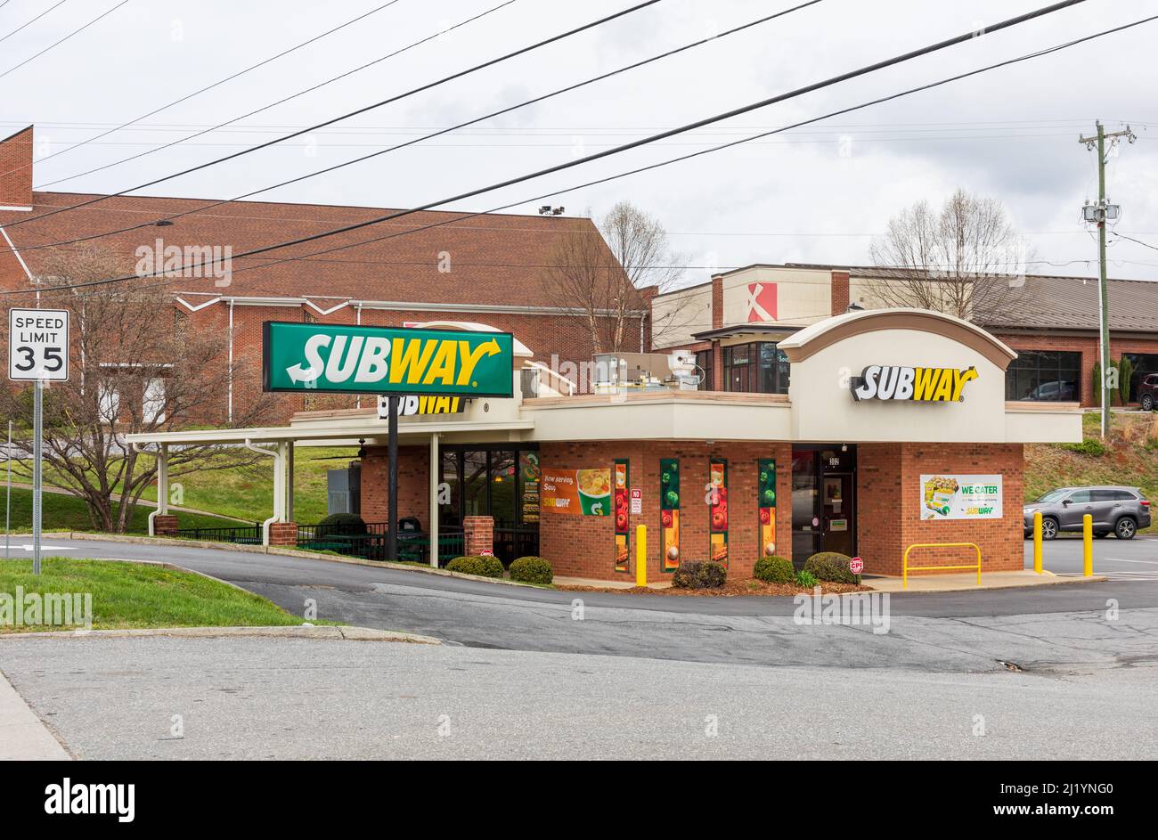 RUTHERFORD COLLEGE, NC, USA-24. MÄRZ 2022: Subway-Fast-Food-Restaurant in einem eigenständigen Gebäude. Mehrere Schilder, bunt. Stockfoto