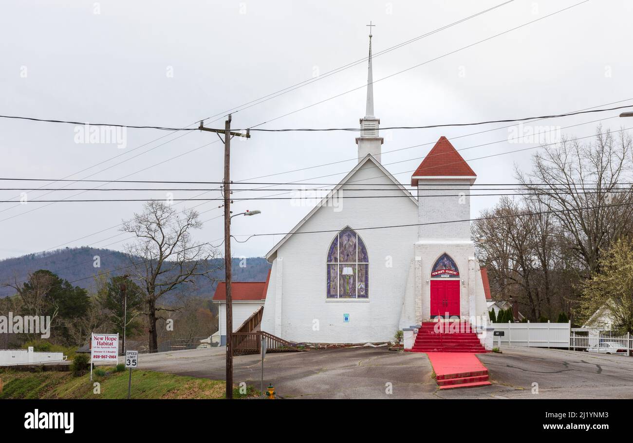 VALDESE, NC, USA-24 MARCH 2022: Der New Hope Habitat in der Innenstadt, in einem umgebauten Kirchengebäude. Bunte rote und weiße Farbe. Stockfoto
