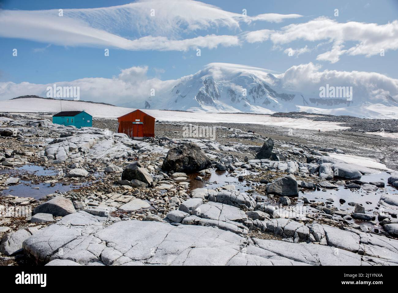 Damoy Point Hütten, die einen riesigen Verlust an Eisdecke am Strand zeigen, Damoy Point antarktische Halbinsel. Februar 2020 Stockfoto