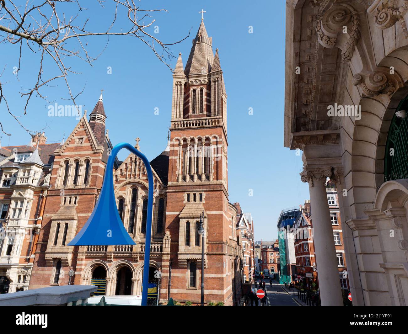 London, Greater London, England, 08 2022. März: Ukrainische katholische Kathedrale von den Brown Hart Gardens aus gesehen. Stockfoto