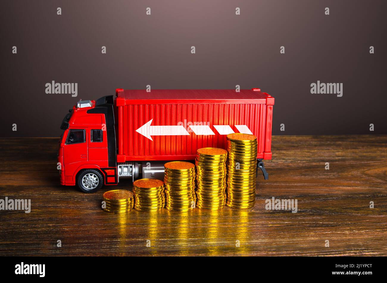 Steigende Frachtpreise. Kosten für den Transport von Waren und Fracht. Versandservice. Fehlende Fahrer, harte Arbeitsbedingungen. Hohe Kraftstoffpreise, wirtschaftliche l Stockfoto