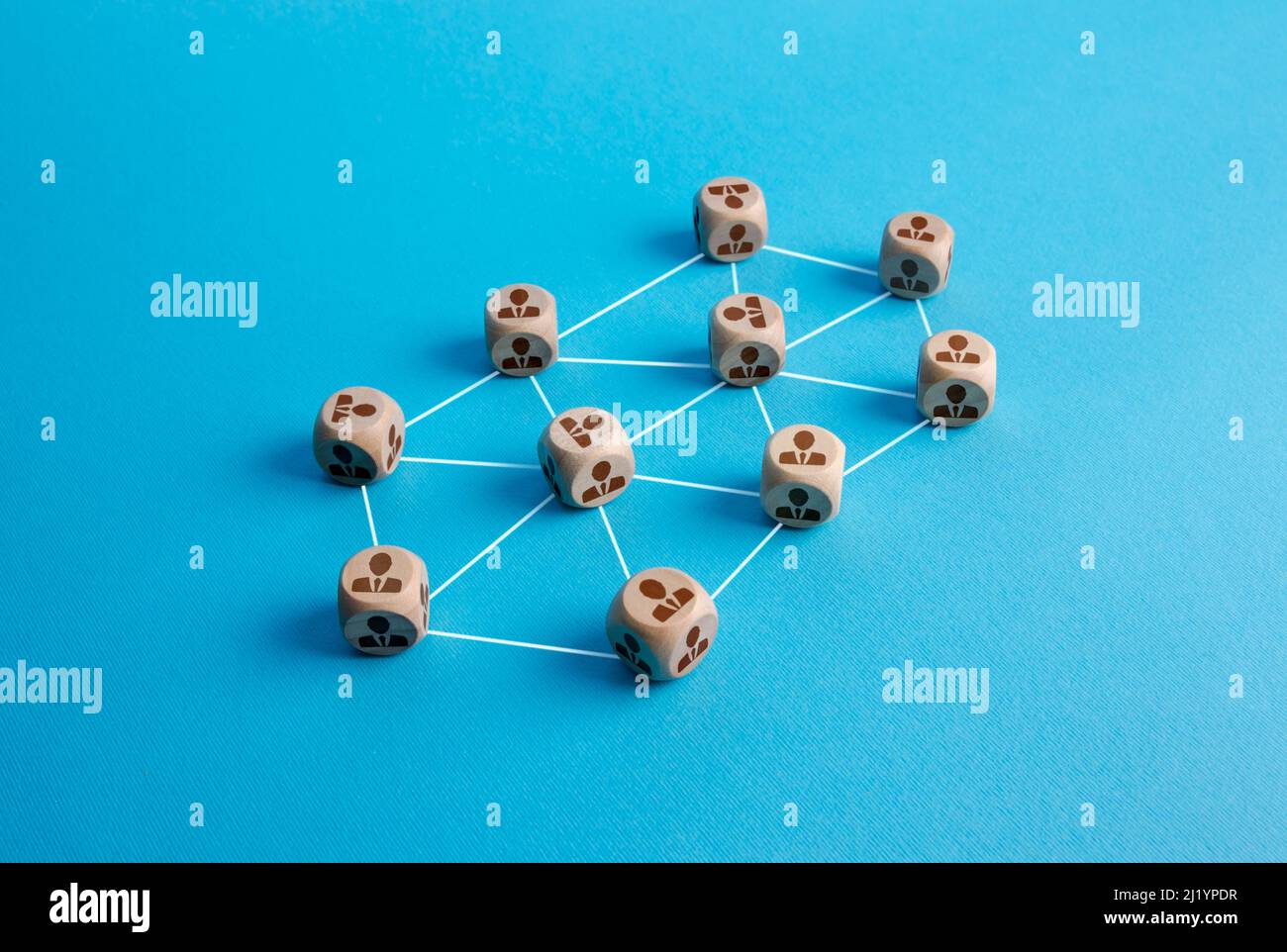 Unternehmensnetzwerk von Mitarbeitern. Menschen kommunizieren miteinander, um eine Gemeinschaft zu bilden. Dezentrale Vernetzung. Austausch von Erfahrungen und Informationen Stockfoto