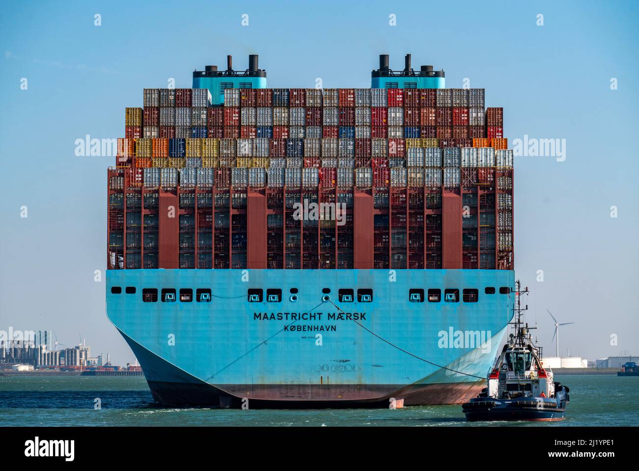 Containerschiff der Reederei Maersk Line, Maastricht Maersk , Verlassen des Hafens, abgeschleppt von zwei Schleppern, Euromax Container Terminal, Container Frachter, Stockfoto