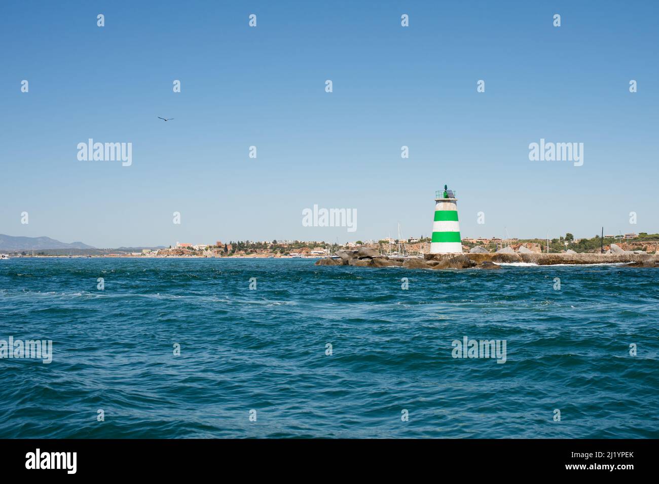 Wunderschöne atlantikküste in der Nähe von Portimao, Algarve. Leuchtturm mit grünen und weißen Streifen. Portugal. Europa Stockfoto